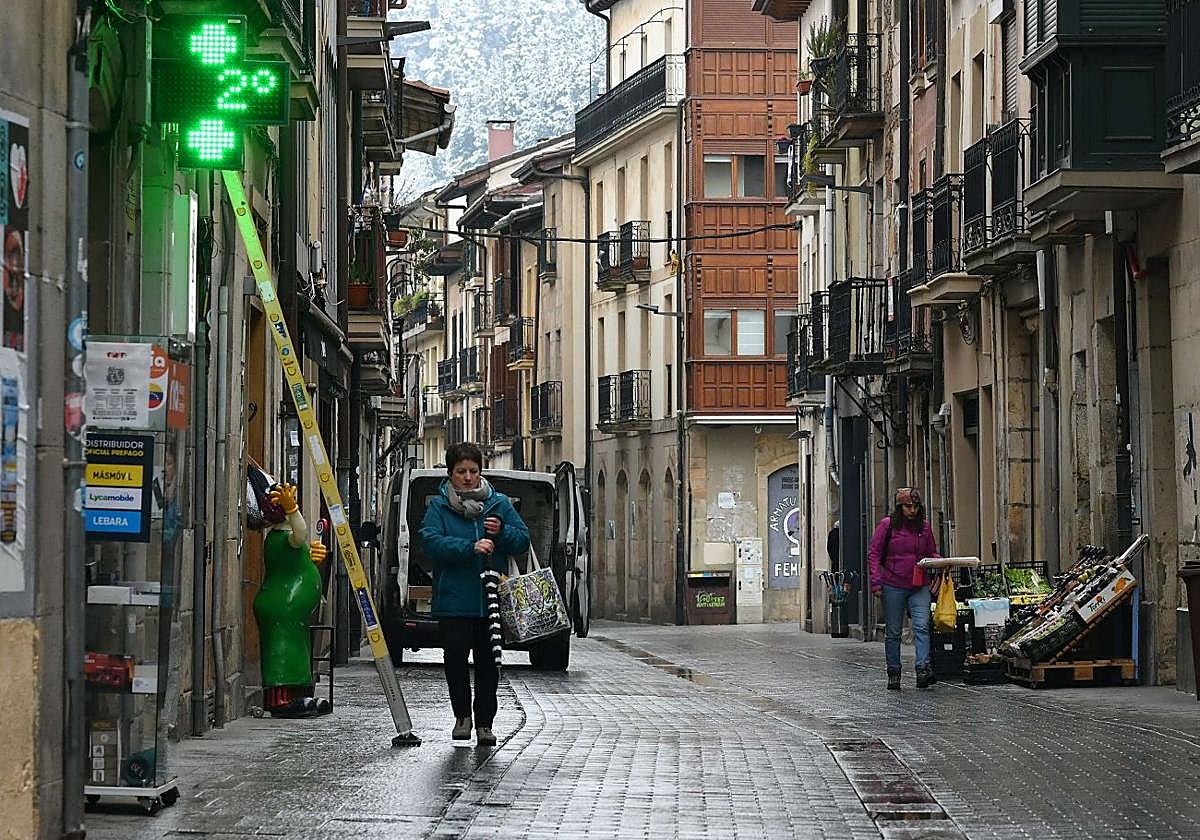 Un térmometro marca 2º en una calle de Oñati.