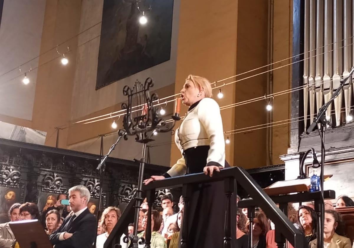 La soprano Ainhoa Arteta cantando en el funeral de Antxon Elosegui.