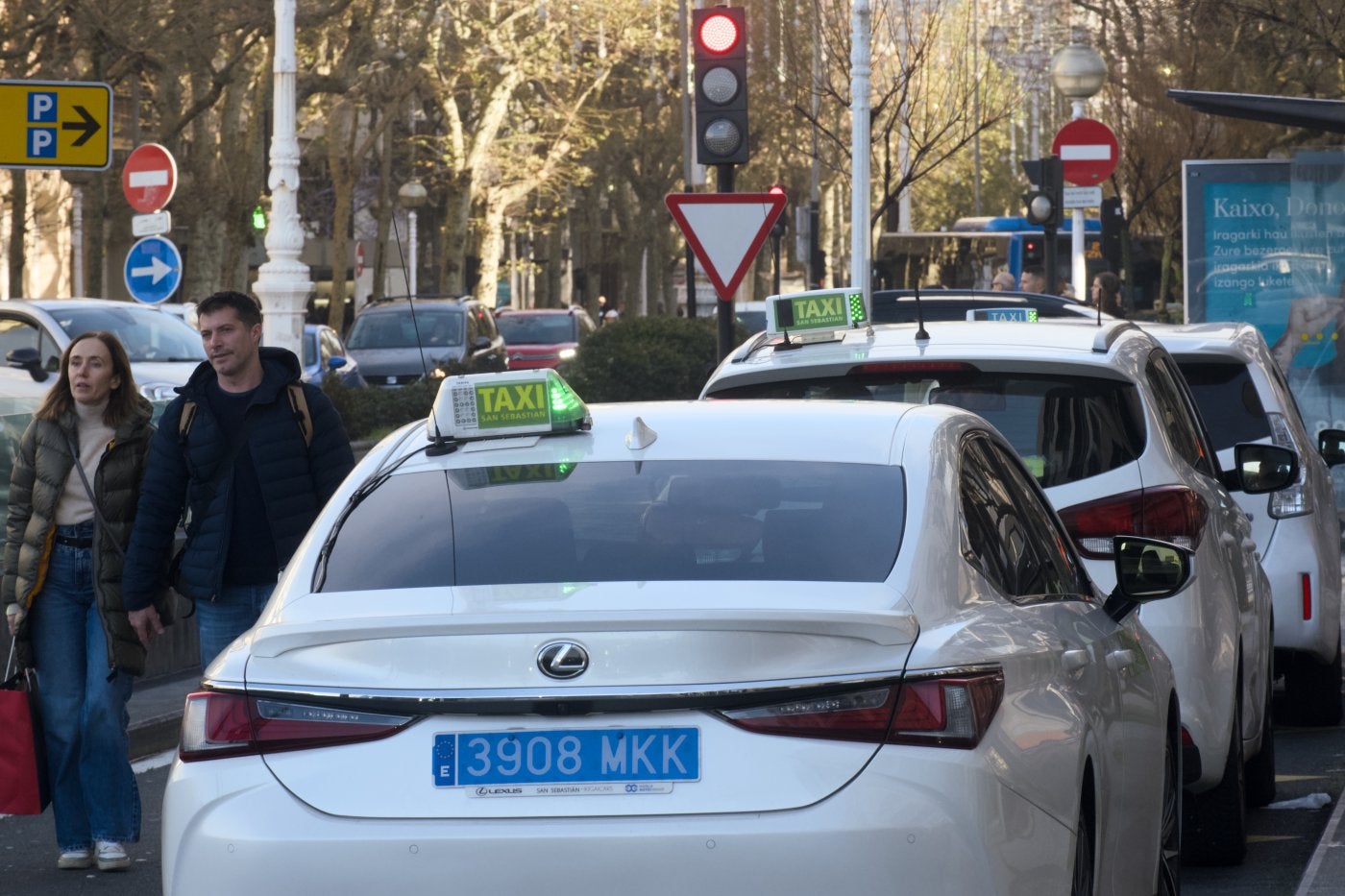 Varios taxis esperan a clientes en la parada de la Avenida de la Libertad de Donostia.