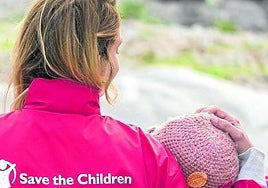 Una voluntaria de Save the Children, junto a una niña.