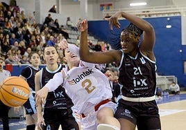 Buenavida se topa con Pendande con Prieto siguiendo la jugada desde atrás.