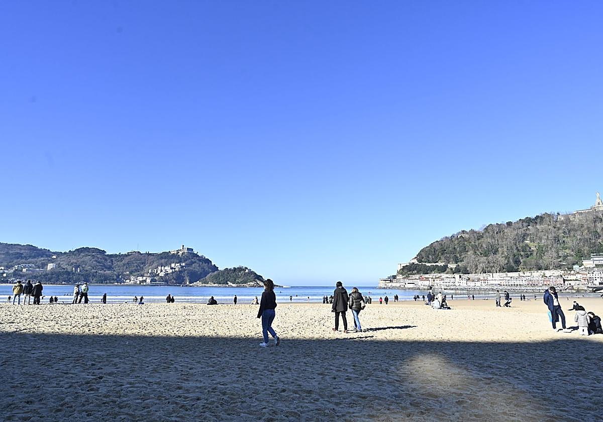 Los donostiarras despiden el último lunes del año con un paseo soleado bajo el cielo azul