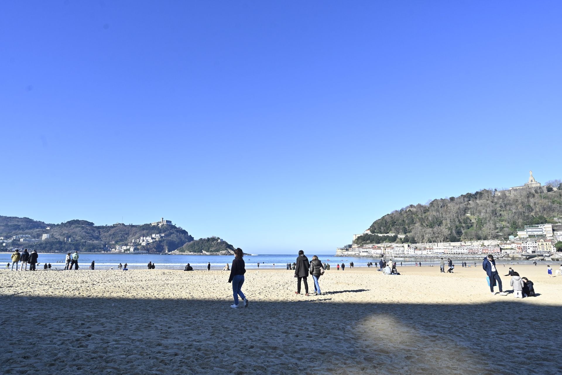 Los donostiarras despiden el último lunes del año con un paseo soleado bajo el cielo azul