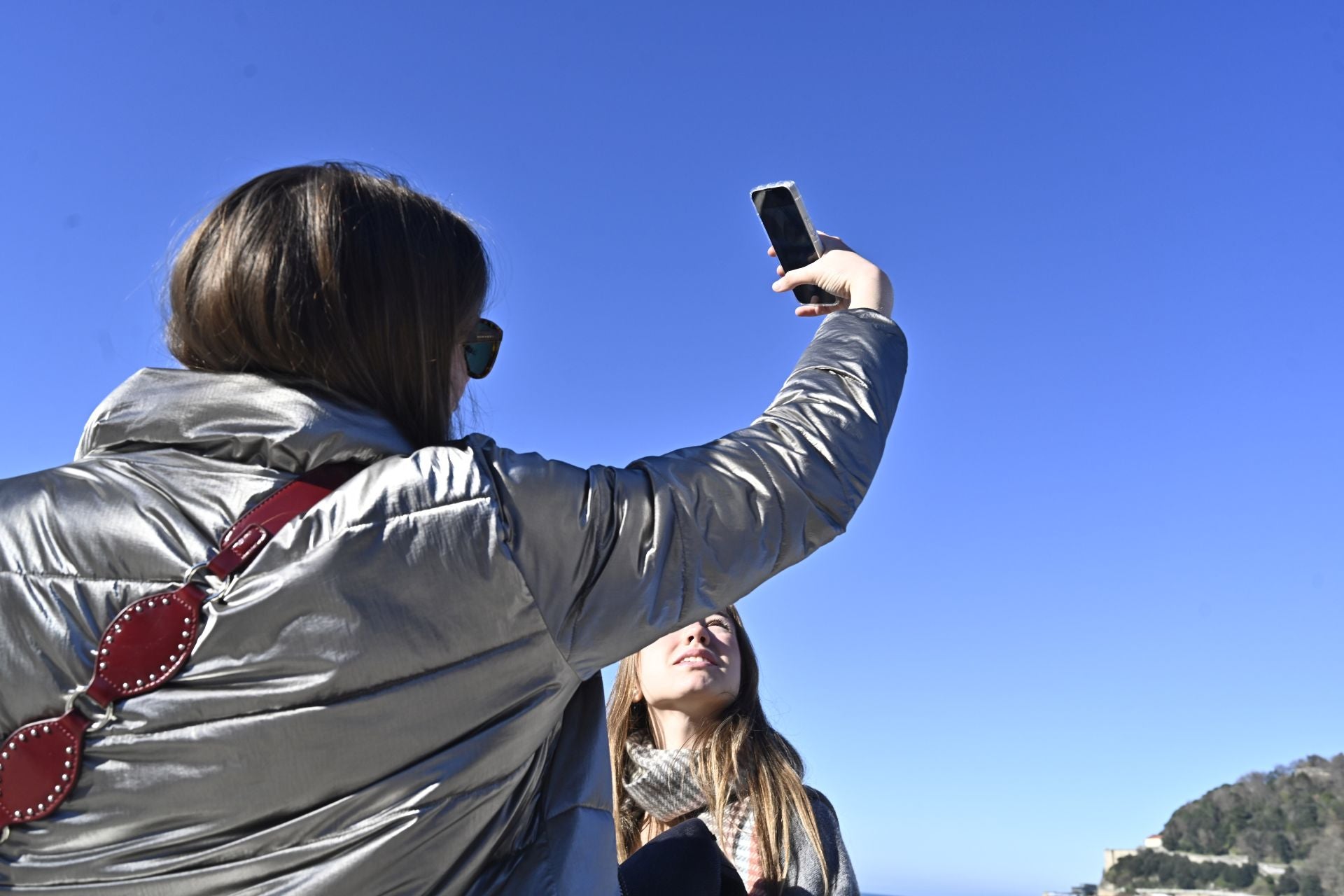 Los donostiarras despiden el último lunes del año con un paseo soleado bajo el cielo azul