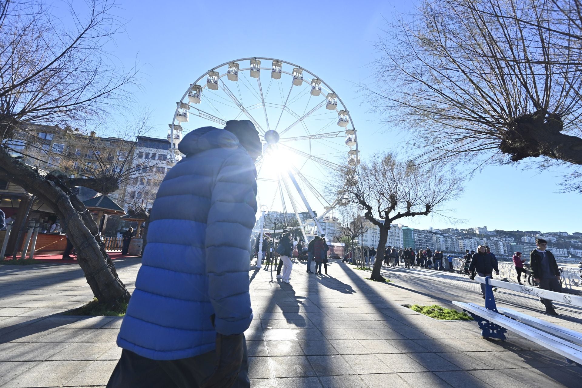 Los donostiarras despiden el último lunes del año con un paseo soleado bajo el cielo azul
