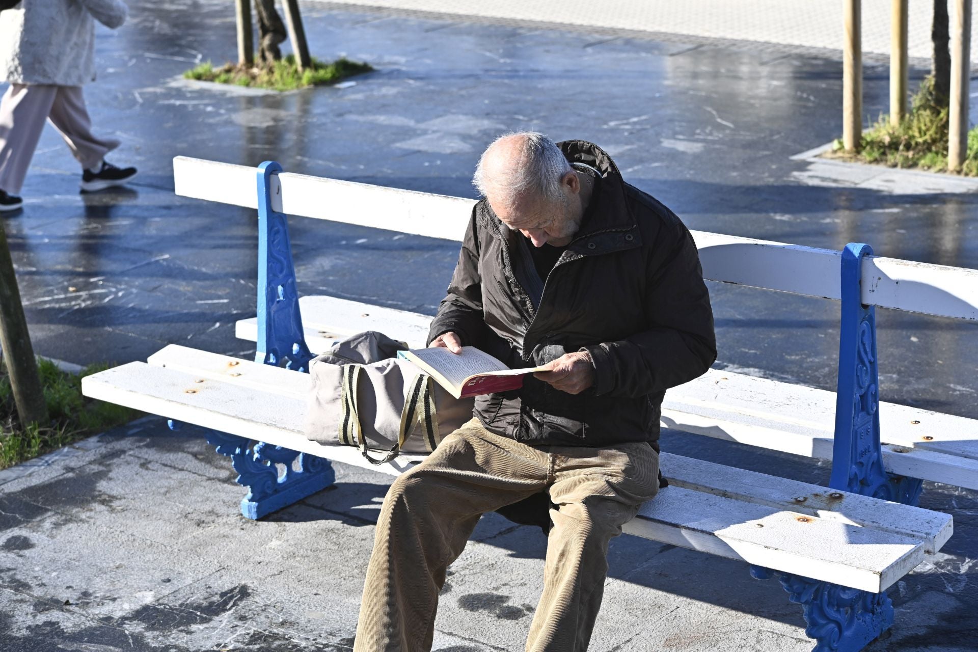 Los donostiarras despiden el último lunes del año con un paseo soleado bajo el cielo azul