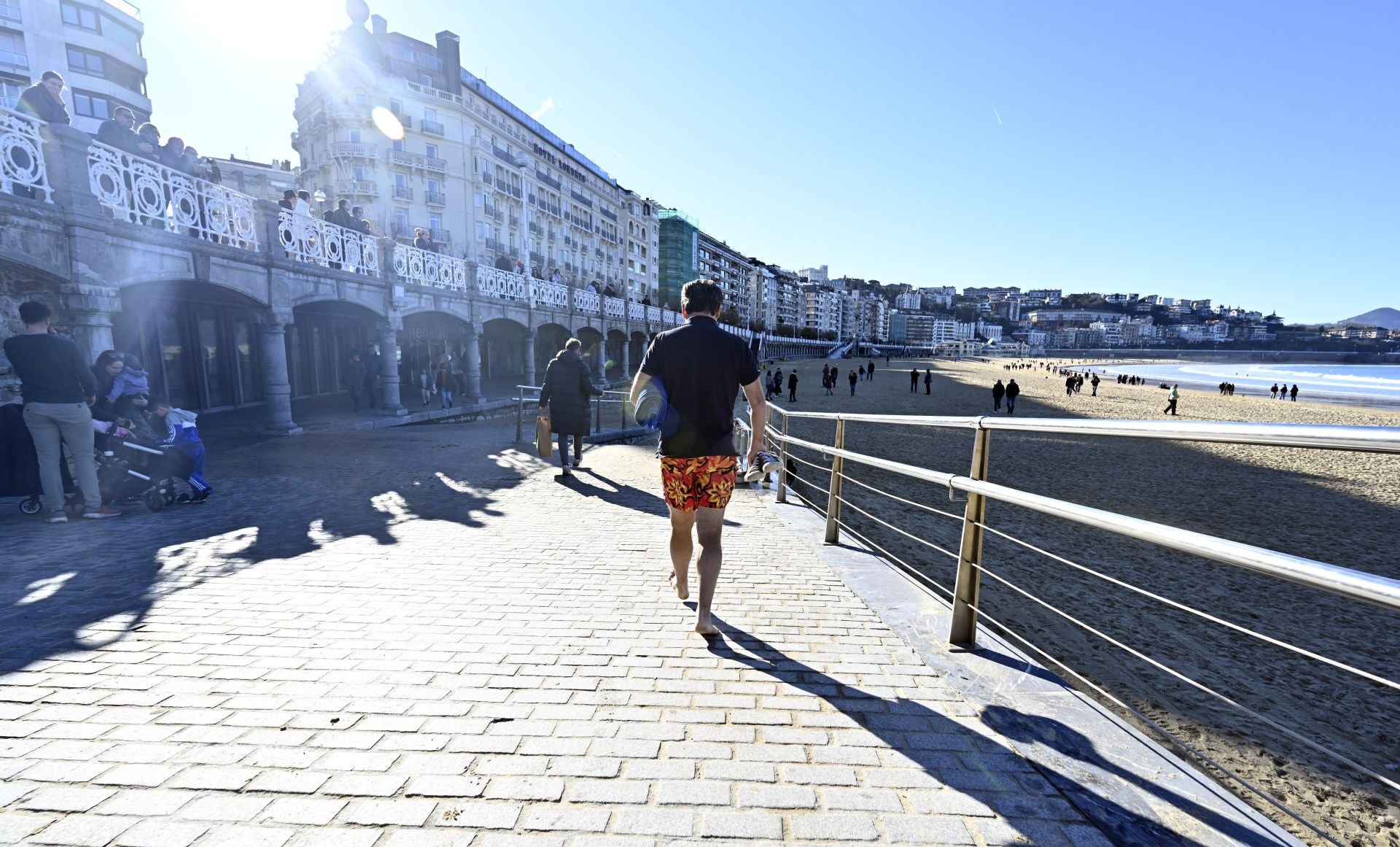 Los donostiarras despiden el último lunes del año con un paseo soleado bajo el cielo azul