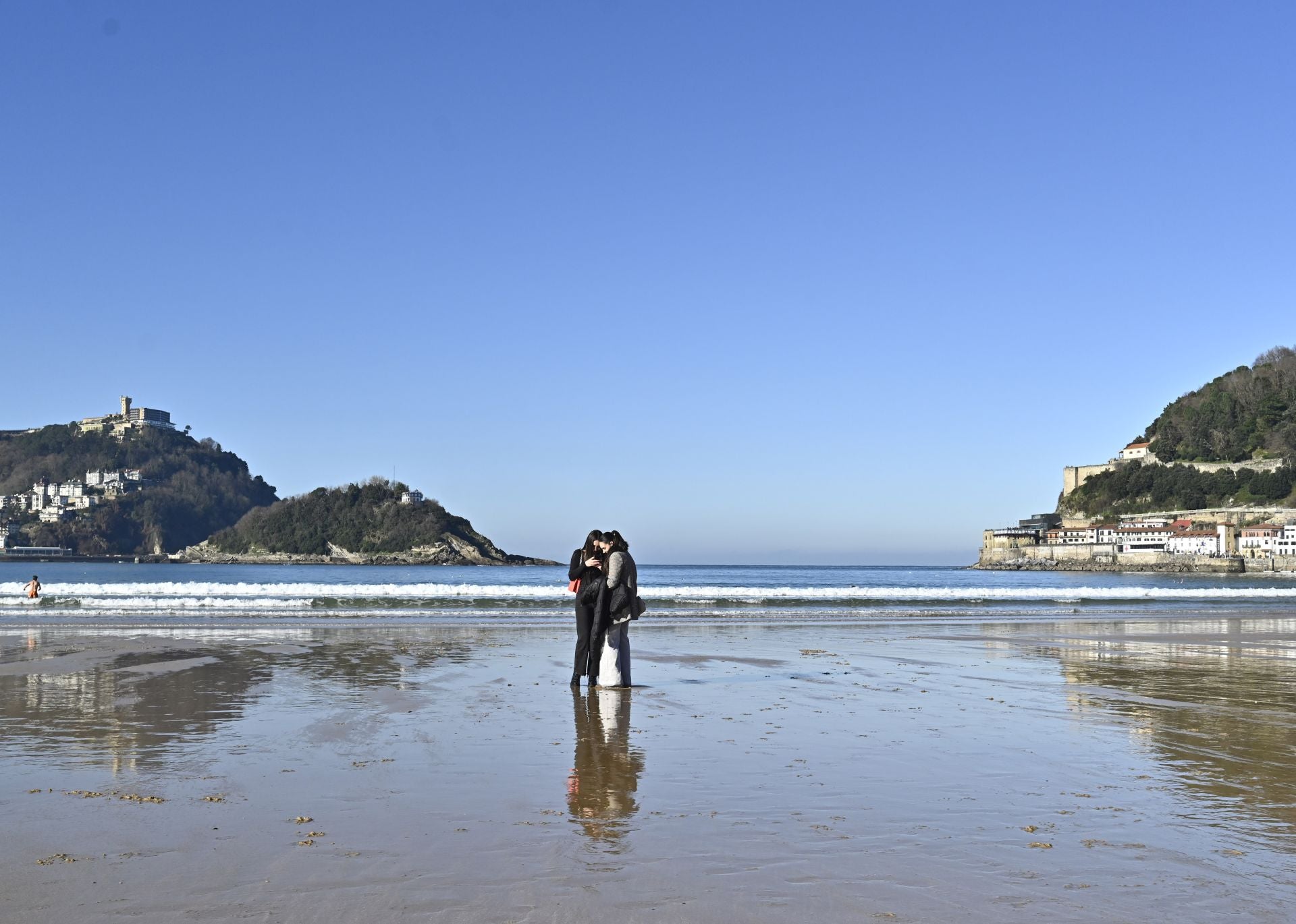 Los donostiarras despiden el último lunes del año con un paseo soleado bajo el cielo azul