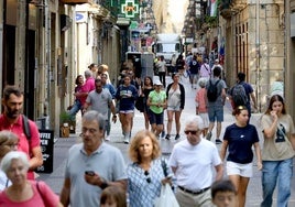 Turistas pasean por la Parte Vieja de San Sebastián.