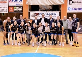 Los homenajeados junto a representantes del ISB y jugadoras del Domusa Teknik ISB.