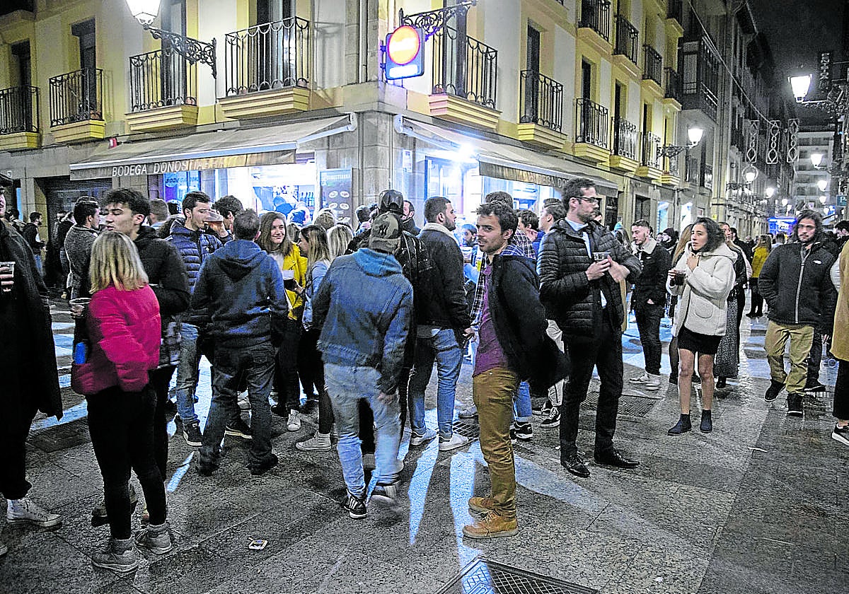 Decenas de personas toman algo en la Parte Vieja de Donostia antes de la cena de Nochevieja.