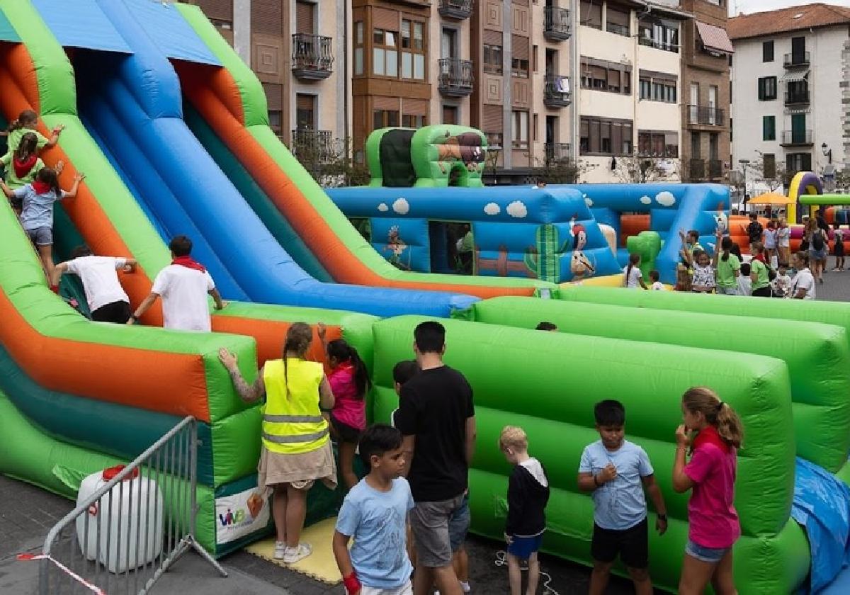 Vista del parque infantil que se instaló en Aita Agirre plaza durante las pasadas fiestas de San Bartolomé.