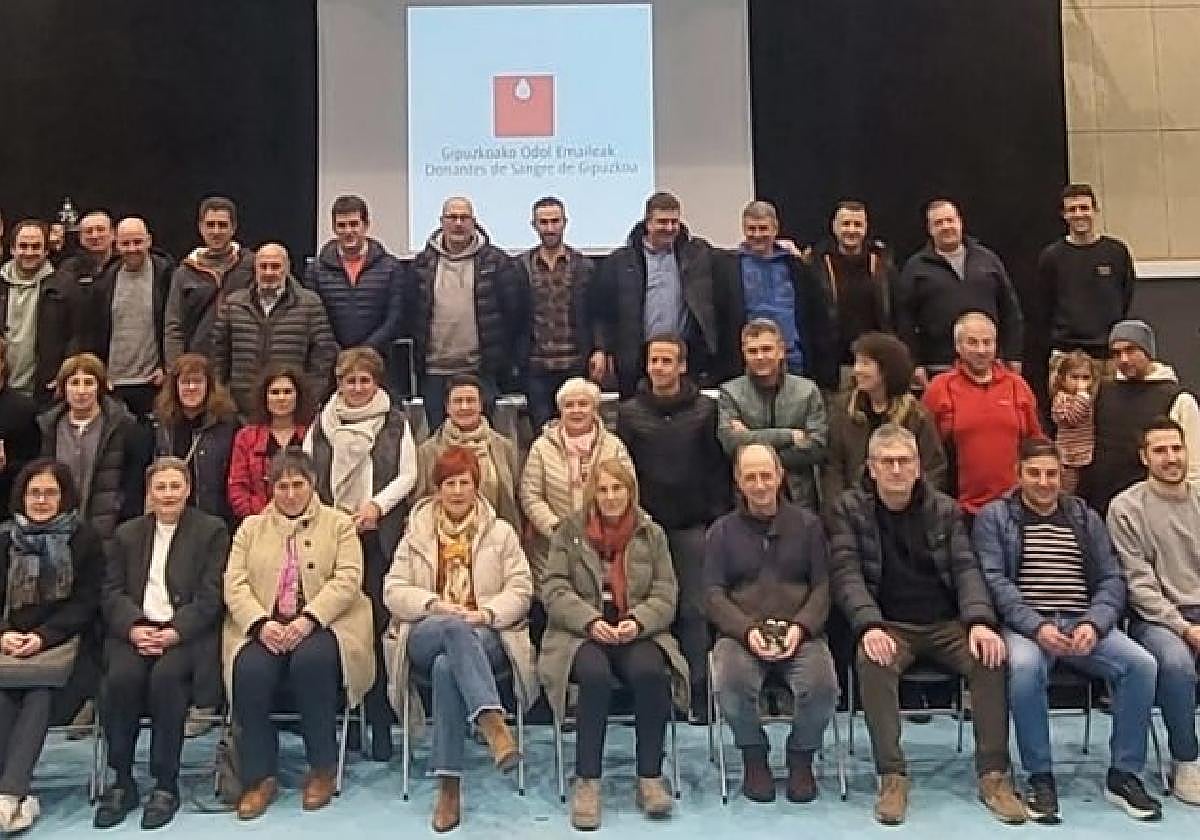 Las personas homenajeadas junto a los miembros de la Delegación de Donantes y representantes institucionales.