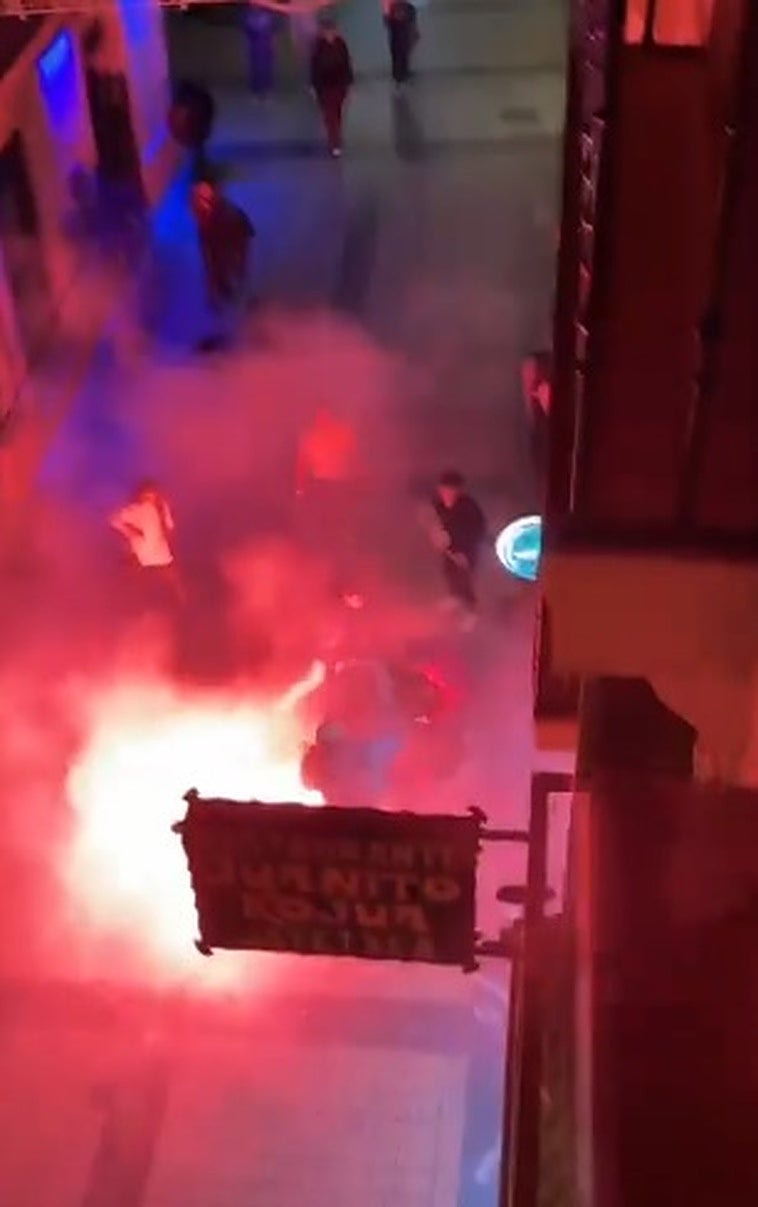 Momento en el que uno de los involucrados en el incidente enciente una bengala.