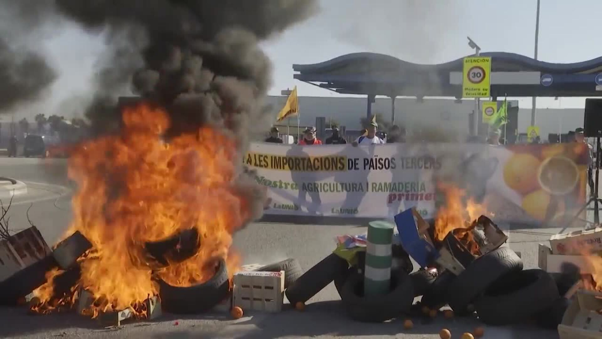 Agricultores cortan el acceso al Puerto de Castellón con barricada de neumáticos