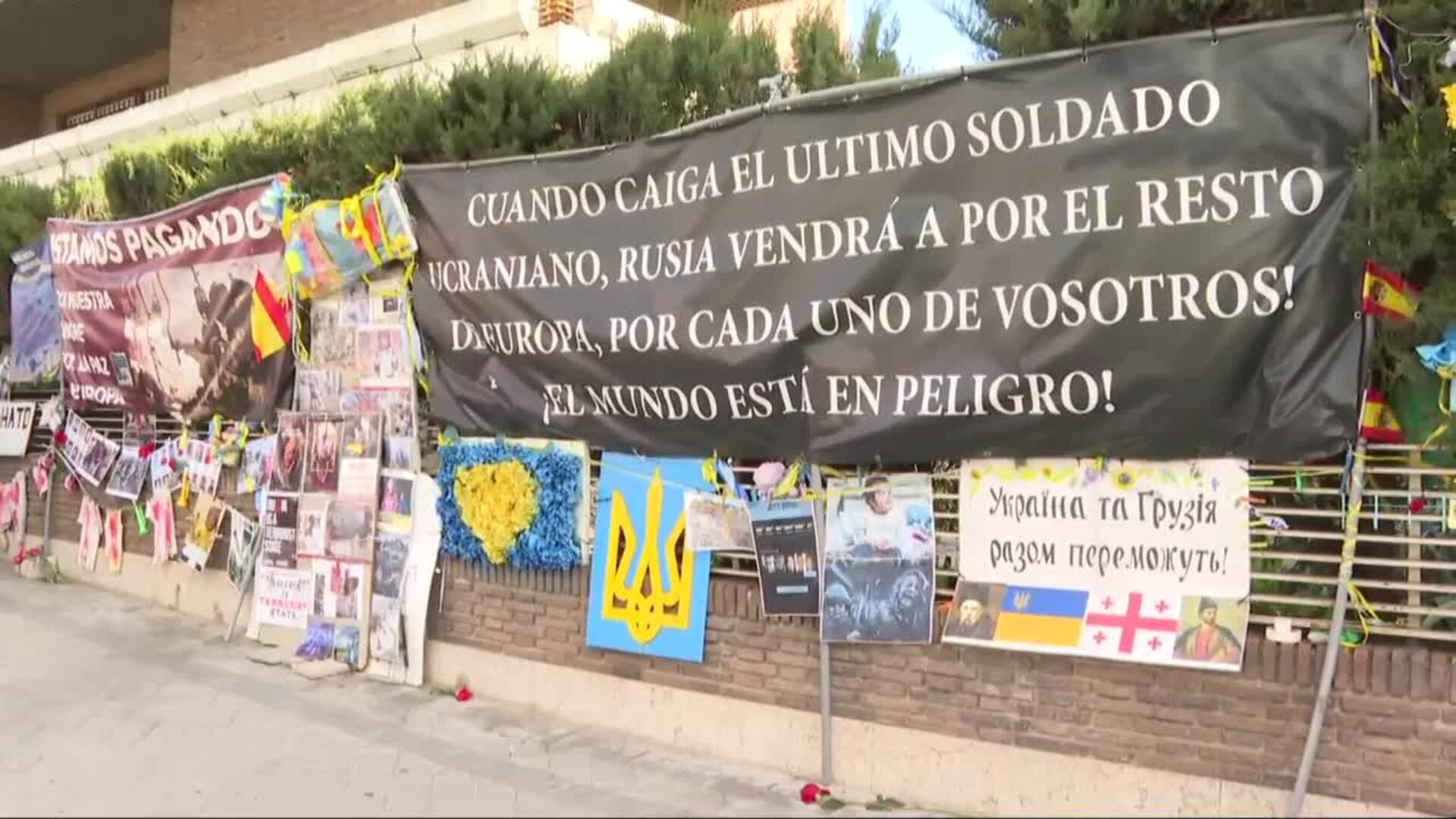 Decenas de personas rinden homenaje a Alexei Navalni en Madrid