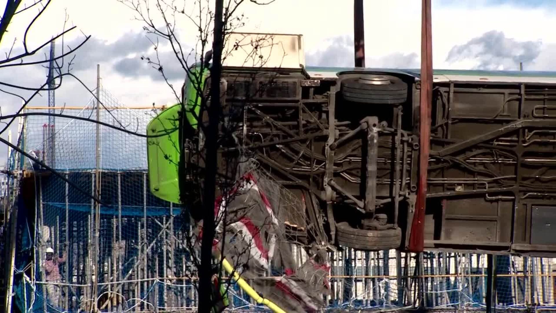 Un bus vuelca en Esplugues y deja 14 personas heridas, una de ellas en estado crítico