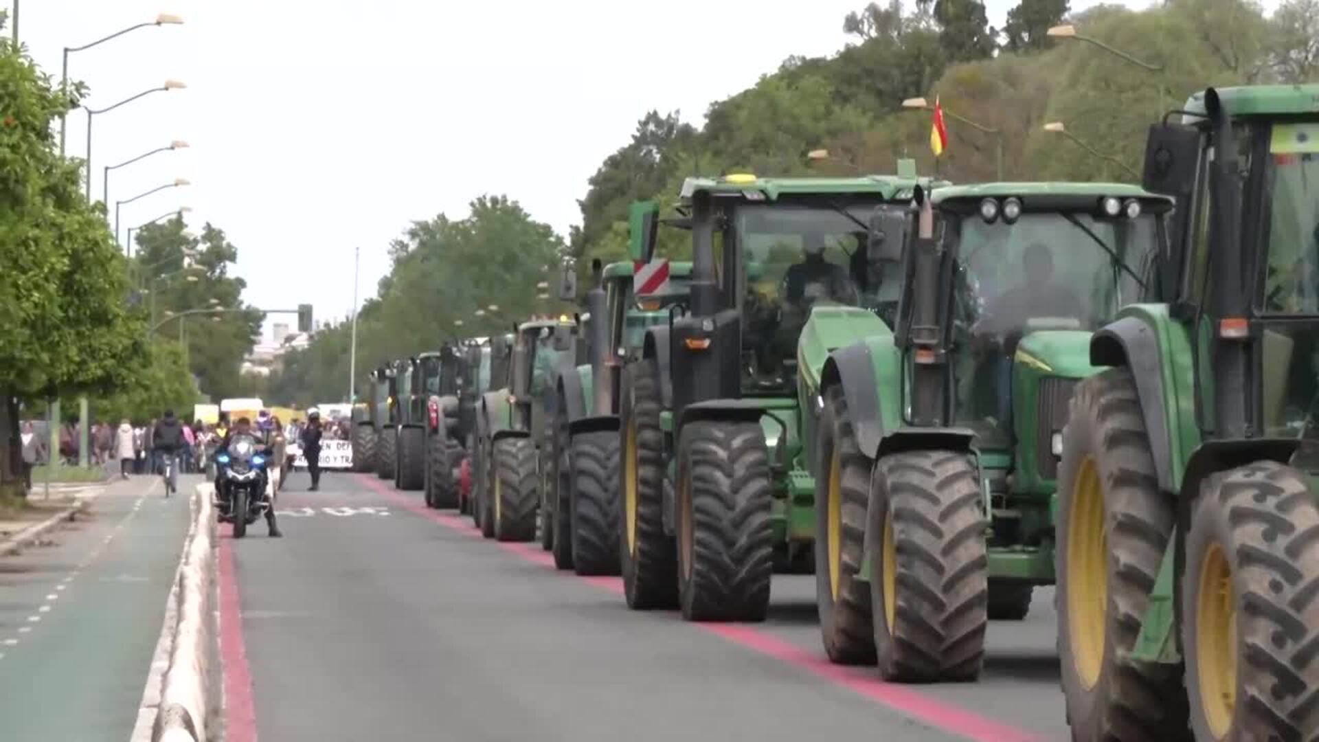 Una veintena de tractores marchan en Sevilla en defensa del campo andaluz