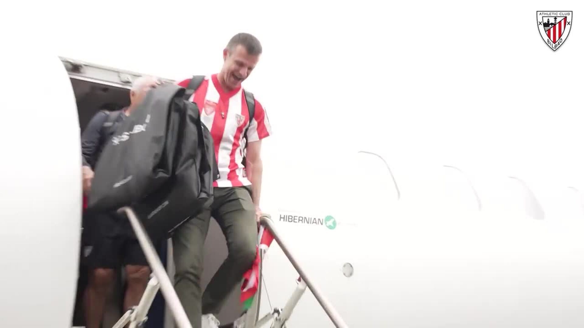 Muniain y De Marcos, capitanes del Athletic, bajan la Copa del avión tras su llegada a Bilbao