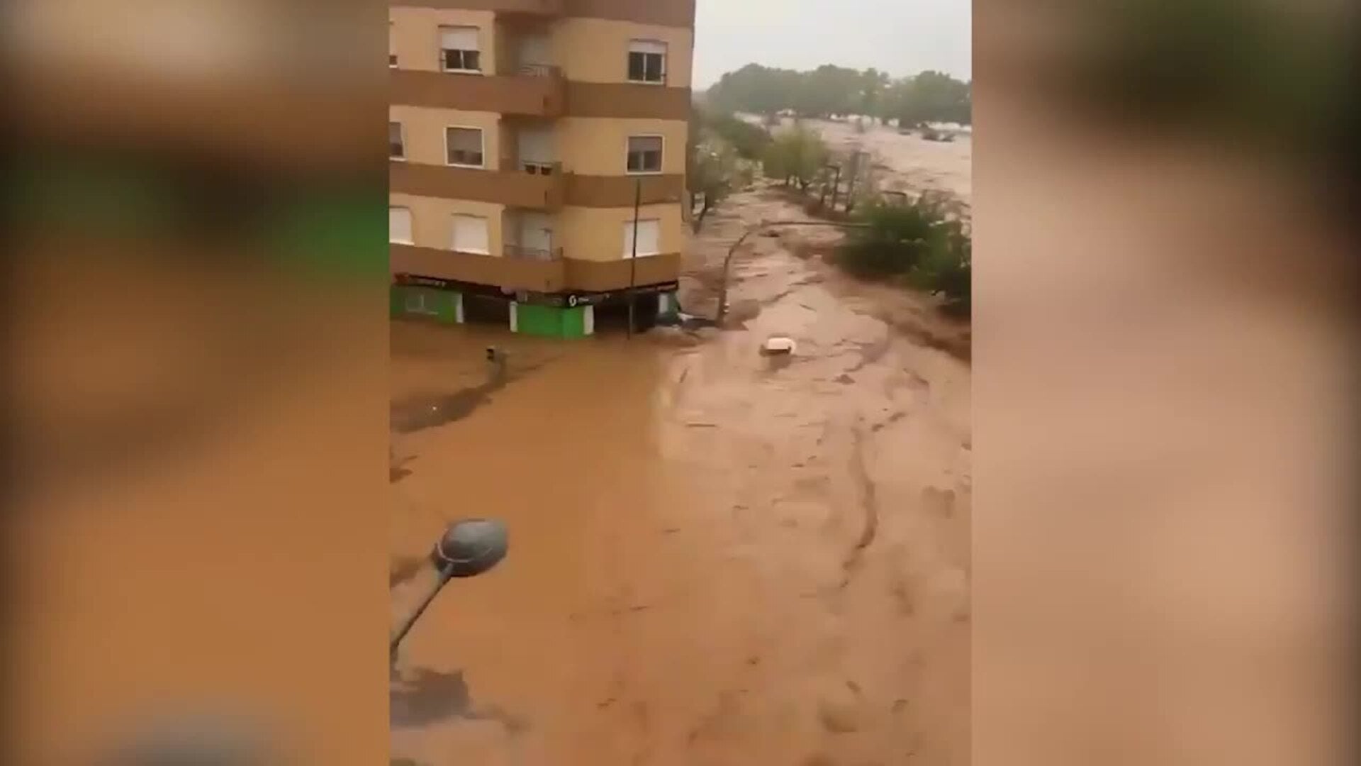 El río Magro se desborda en Utiel y arrastra a su paso coches y mobiliario urbano