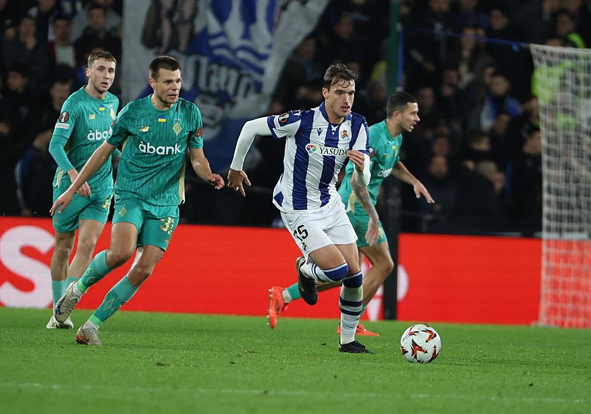 Urko conduce el balón ante el Dinamo de Kiev en Anoeta.