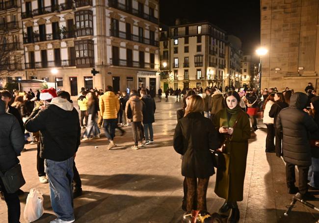 Jóvenes disfrutan de la Nochevieja en el Boulevard de San Sebastián.