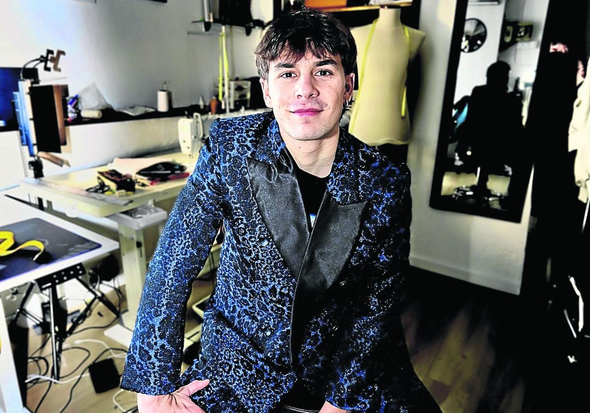El palista posa con una de sus últimas creaciones en el taller de costura ubicado en Gros.