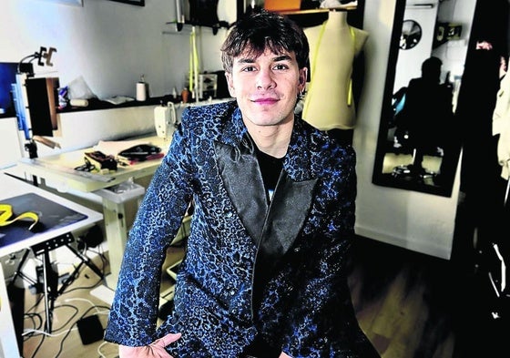 El palista posa con una de sus últimas creaciones en el taller de costura ubicado en Gros.