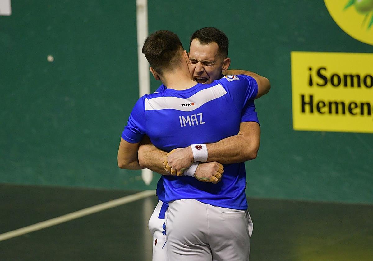 Imaz y Jaka sueltan la adrenalina acumulada tras cerrar el partido en el Astelena
