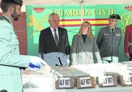 Agentes de la Guardia Civil, de la Ertzaintza y autoridades muestran los 600 kilos de cocaína incautados.