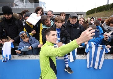 Cerca de 3.000 aficionados arropan a la Real en el primer entrenamiento del año