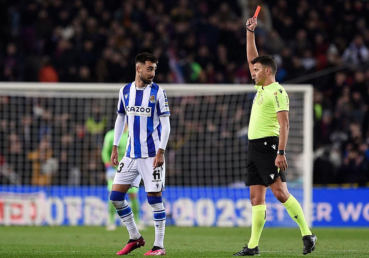 Gil Manzano expulsa a Brais Méndez en el partido copero ante el Barcelona de 2023