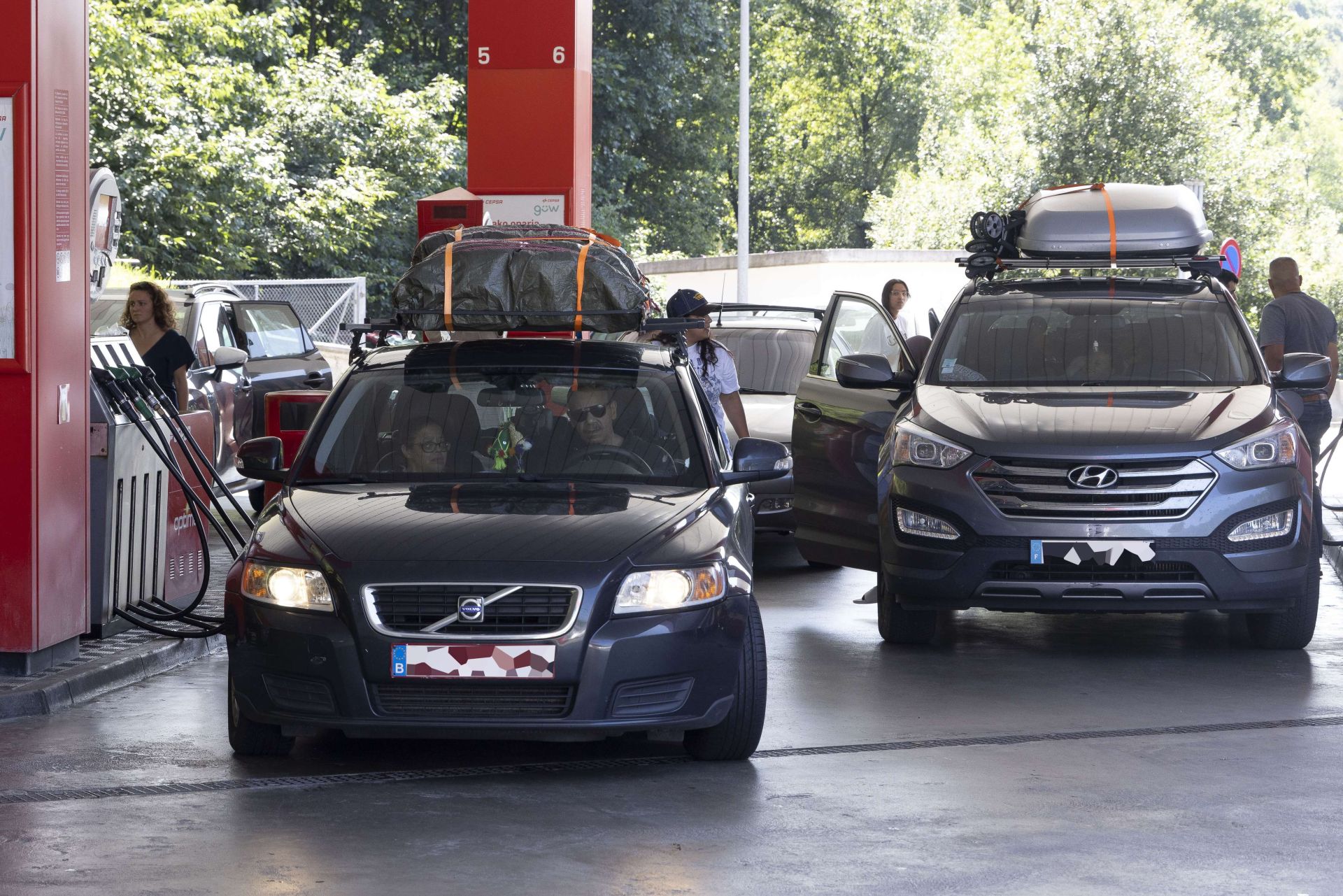 Conductores repostan en una estación de servicio guipuzcoana