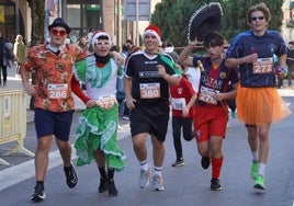 Javi Meta y Erika Álvarez ganaron la carrera San Silvestre, en la que cientos de andoindarras participaron, muchos de ellos disfrazados.