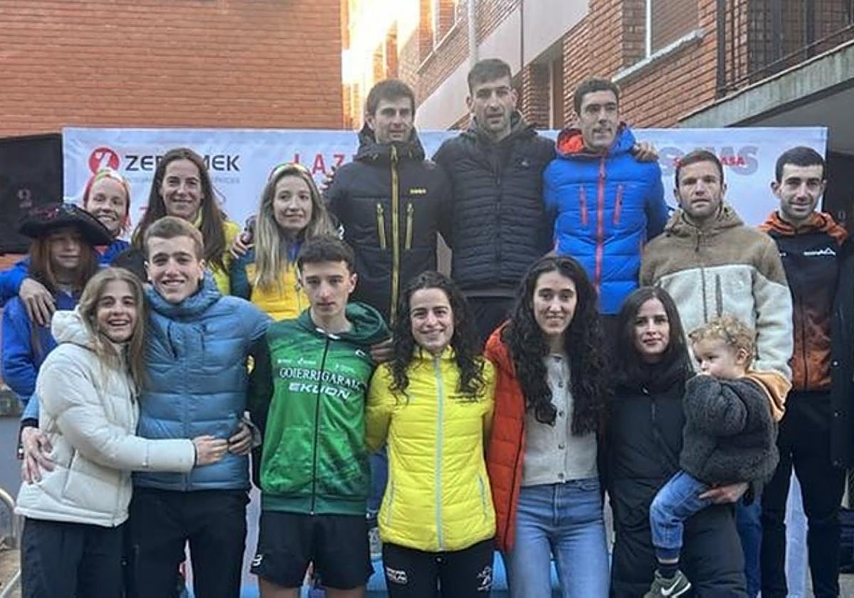 Los primeros clasificados de la tres categorías en el podio.