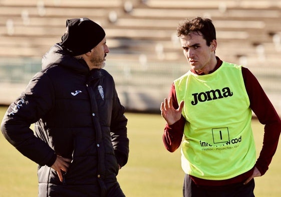 Jon Magunazelaia charla con su entrenador, Iván Ania