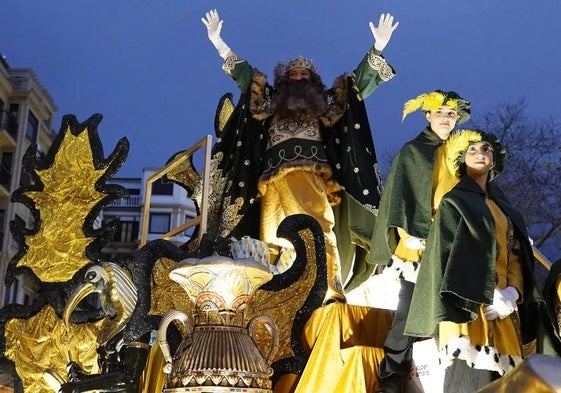 Gaspar saluda desde la carroza junto a los pajes en la cabalgata del año pasado en Donostia.