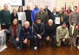 Los veteranos del equipo organizador del cross posan junto al grupo que les ha dado relevo.