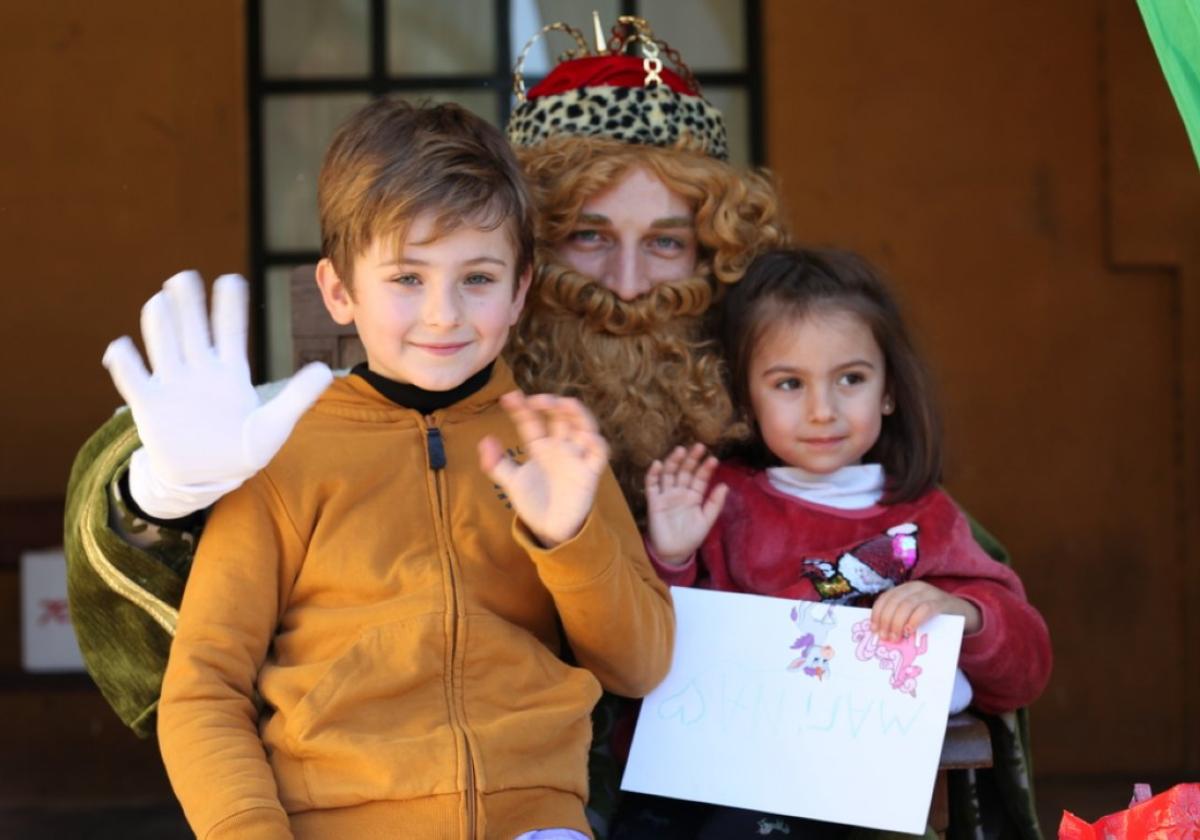 Gaspar disfruta de la visita de dos jóvenes beasaindarras, quienes le hicieron llegar sus deseos.