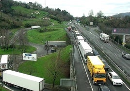 Retenciones en la autopista AP-8 en el peaje de Biriatou