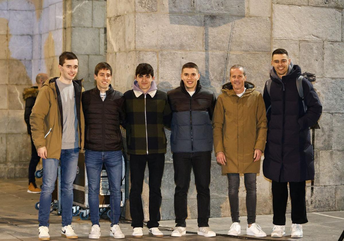 Algunos de los atletas elgoibartarras que correrán este domingo el Memorial Muguerza, en la presentación