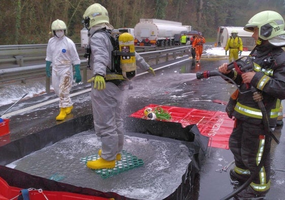 Bomberos de Gipuzkoa ayer durante las maniobras de emergencia con el camión de queroseno volcado en Deba.