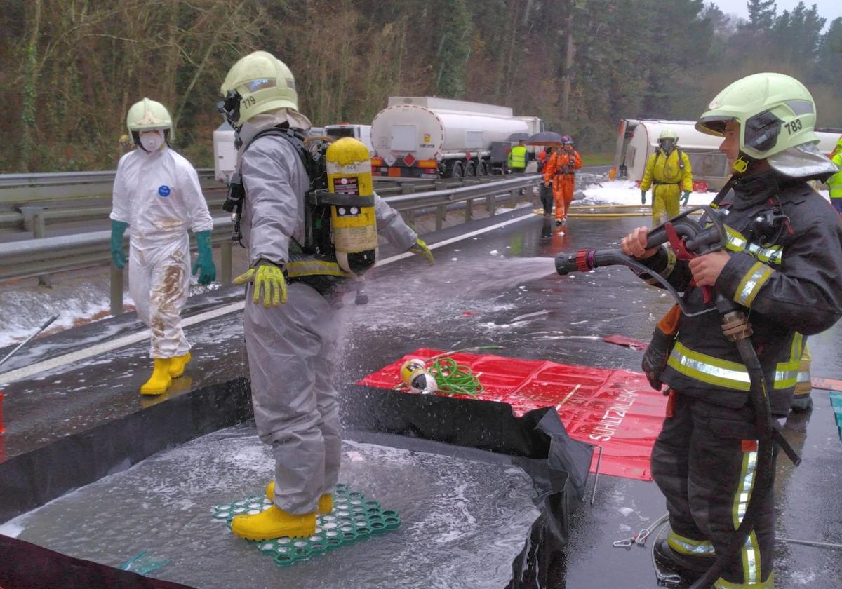 Bomberos de Gipuzkoa ayer durante las maniobras de emergencia con el camión de queroseno volcado en Deba.