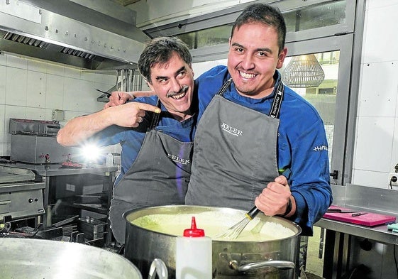 Laureano hace el indio y Rodrigo aguanta mientras remueve la bechamel en la cocina del Haizea.