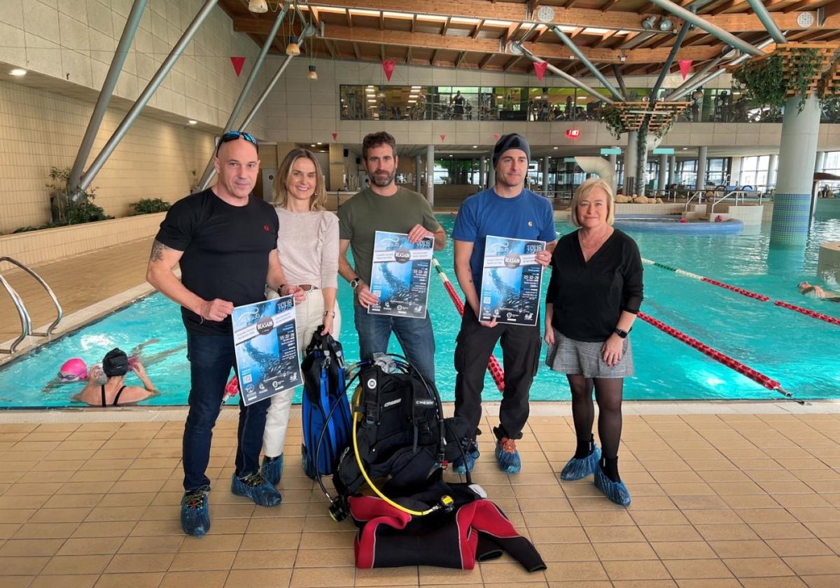 Representantes del Ayuntamiento junto a los buceadores del grupo local Goiurp en la piscina de Antzizar.