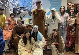 La catequesis, embajadora del los Reyes en su periplo oñatiarra, cerró el año con un belén viviente en la residencia.