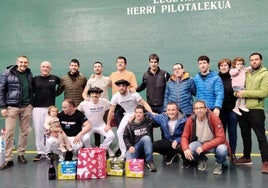 Finalistas, junto a organizadores y otros participantes, posaron tras la entrega de trofeos.