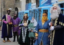 Los Reyes Magos han llegado en tren txu-txu a Azpeitia