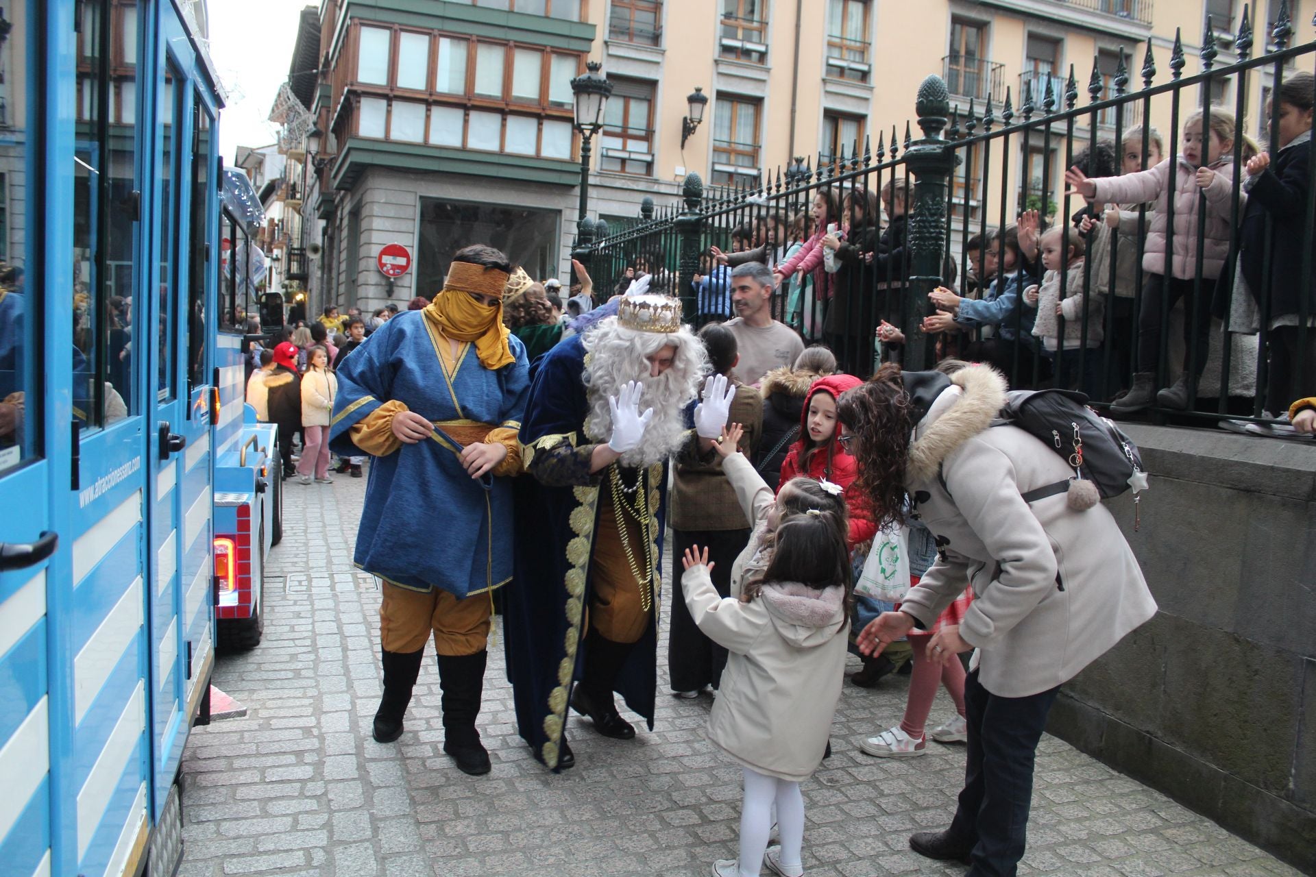 Los Reyes Magos llegan a Azpeitia en tren txu-txu