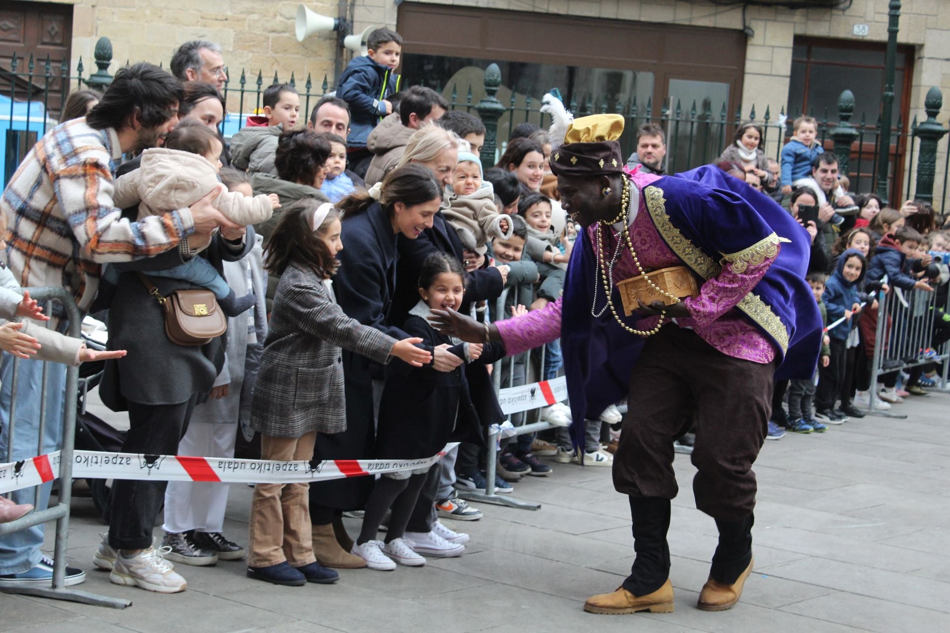 Los Reyes Magos llegan a Azpeitia en tren txu-txu